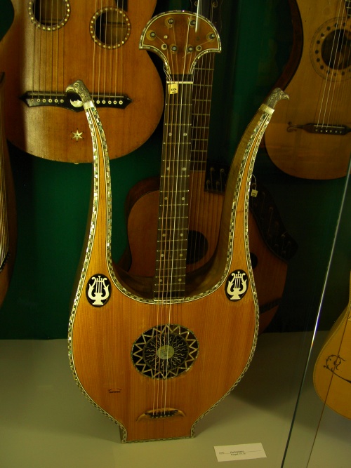 Harfengitarre aus Neapel Musiktheorie 19. Jahrhundert